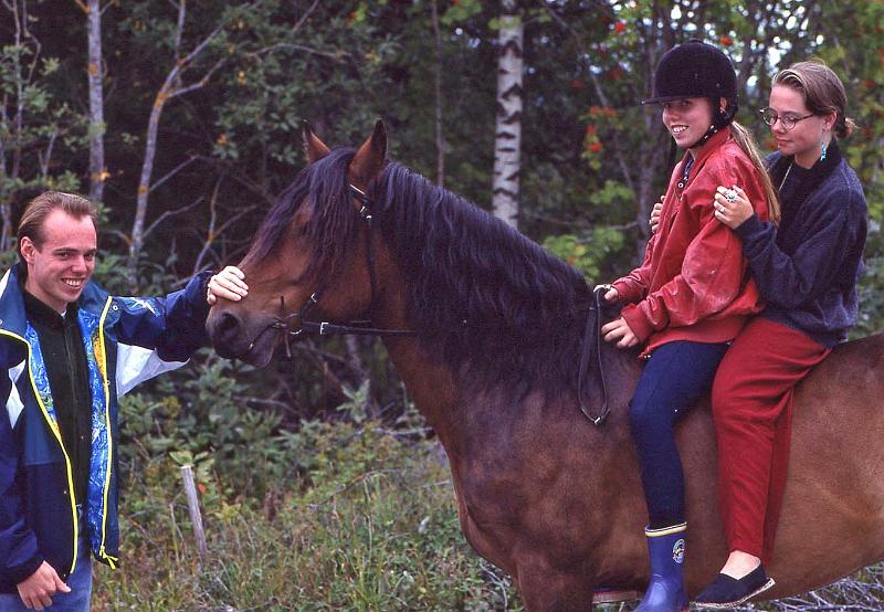 WT 3300 368-33 Norway Lars Christian, Benedikte and Ellen Johanne Narum Aug-1992.jpg